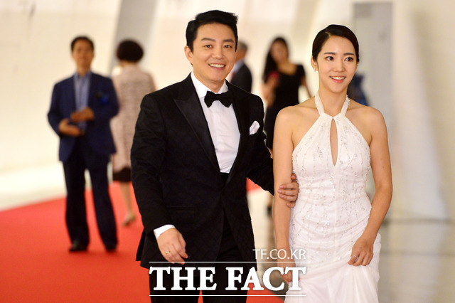 '<b>이윤진</b> 폭로에 입 연' 이범수 측 "<b>사실과</b> 다른 부분 많아... 