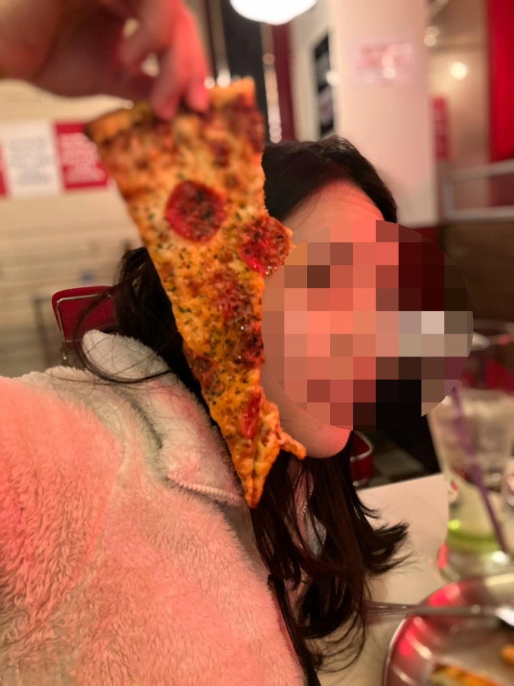  홍대피자 레이몬드 홍대점 20인치 6조각 피자 먹은 후기