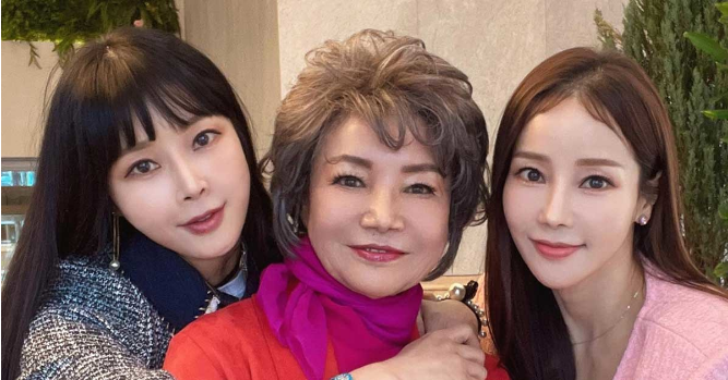 가수 <b>미나</b> 엄마 별세 황혼의 로맨스 알기에 더욱 가슴 찢어진다