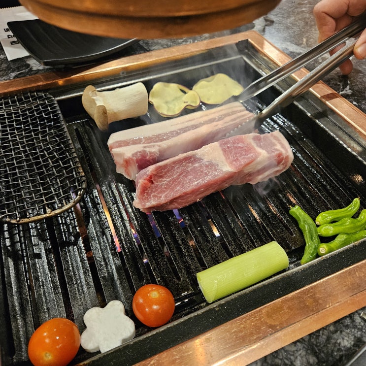  수원 인계동 늦은 저녁 까지 두툼육즙 돼지고기가 가능한 '마장동김씨 수원인계점'