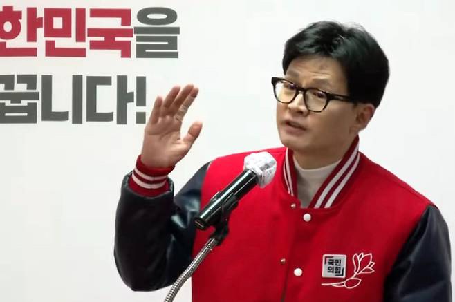 마이크로 <b>지지호소</b>한 한동훈, '선거법 위반' 논란…선관위... 