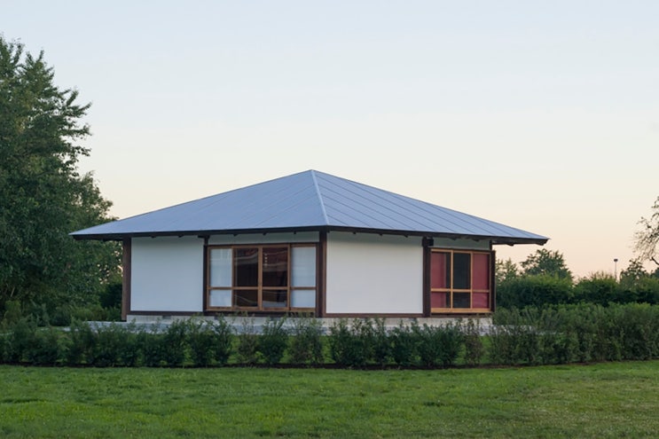 보존을 위한 해체 재조립 지속가능한 집 짓기 모임지붕 엄브렐라 하우스 풍경