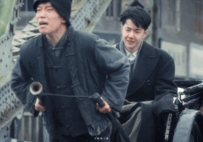  <중드 추풍자追风者-1화 비켜요 비켜요 울웨이뤄라이가 중앙은행에 면접보러간다고요!실력으로  죄다 밟아부려라!!!! 让一让！让一让！我魏若来去中央银行应聘嘞!!