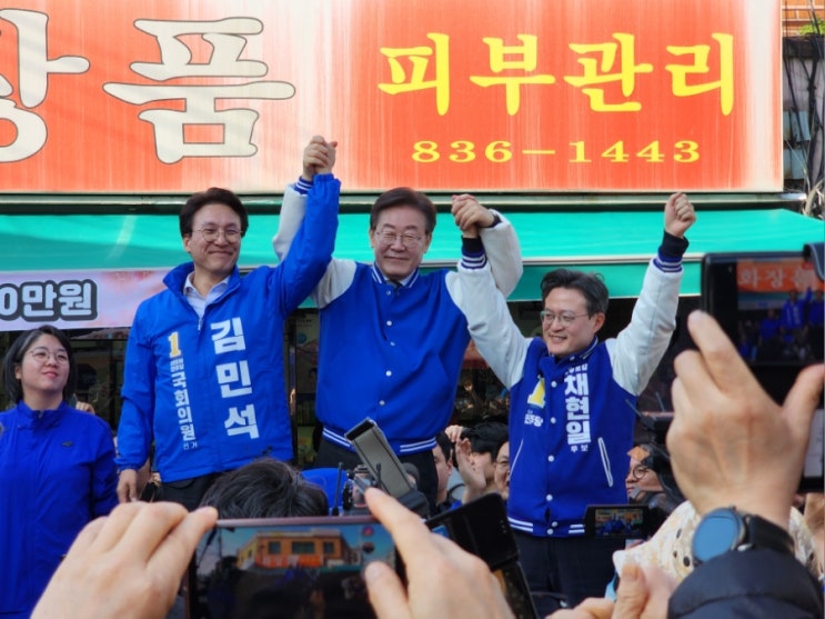 이재명, 용혜인 <b>상임공동선대위원장</b> 영등포을 우리 시장 방문