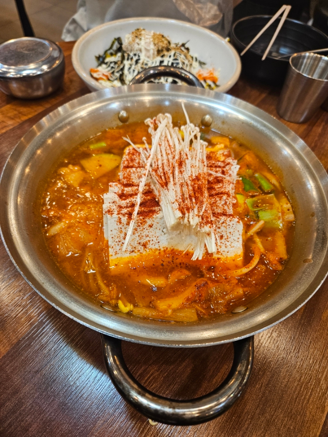  배부장찌개 트리플스트리트점 방문후기 생돼지김치찌개 참치주먹밥