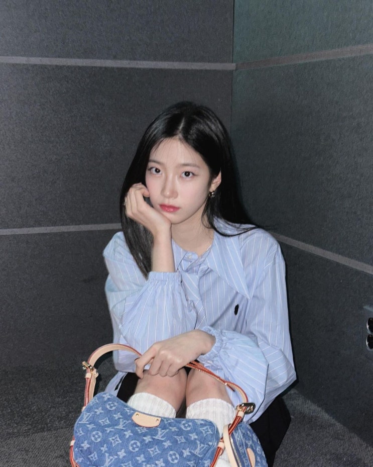  21도 오늘 날씨 옷차림을 맞이한 20대 여자 결혼식 하객룩으로 깔끔한 와이드핏 블루 셔츠 패션 추천 w. 카즈하