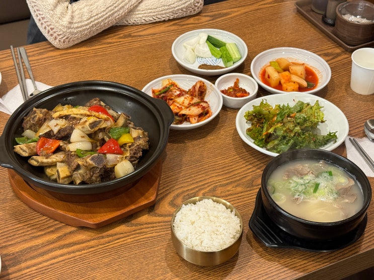 가마솥에서 끓인 서초 설렁탕 우청옥에서 갈비찜도 함께 즐기기