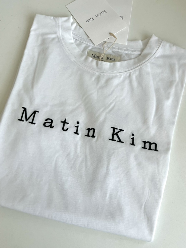  마뗑킴 반팔티 자수로고 크롭탑 화이트 착샷 MATIN EMBROIDERY LOGO CROP TOP IN WHITE
