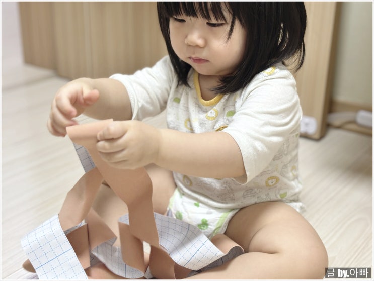  일상 속 아빠물건으로 쉽게 아기 소근육발달 놀이방법 테이프 떼기 놀이