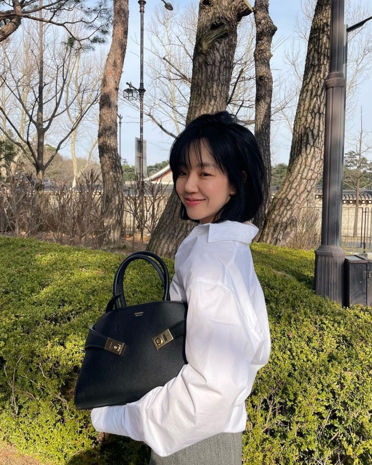  40대 여성들의 IT 백으로 리브랜딩에 성공해 연예인들도 찾는 명품 브랜드 페라가모 여자 가방 추천 w. 임수정