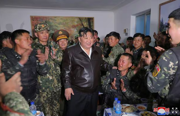 북한 <b>김정은</b>, ‘6·25 전쟁 때 서울 첫 진입 <b>탱크 부대</b>’ 시찰... 