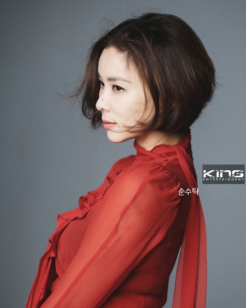 이 스타일은 짧고 세련된 '픽시컷'입니다. 길이는 귀 위까지 내려오며, 목과 귀가 드러나는 깔끔한 커트입니다. 💁🏻\u200d♀️앞머리는  짧고 자연스럽게 흐르며, 얼굴형을 잘 돋보이게 합니다. 💎💎중성적이고 시크한 분위기를 연출할 수 있으며, 얼굴의 윤곽을 강조하는, image size:800x1000