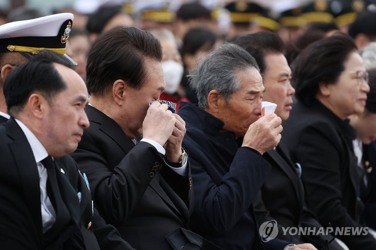 <b>천안함 묘역 이명박</b>, 천안함 영웅들을 기리며