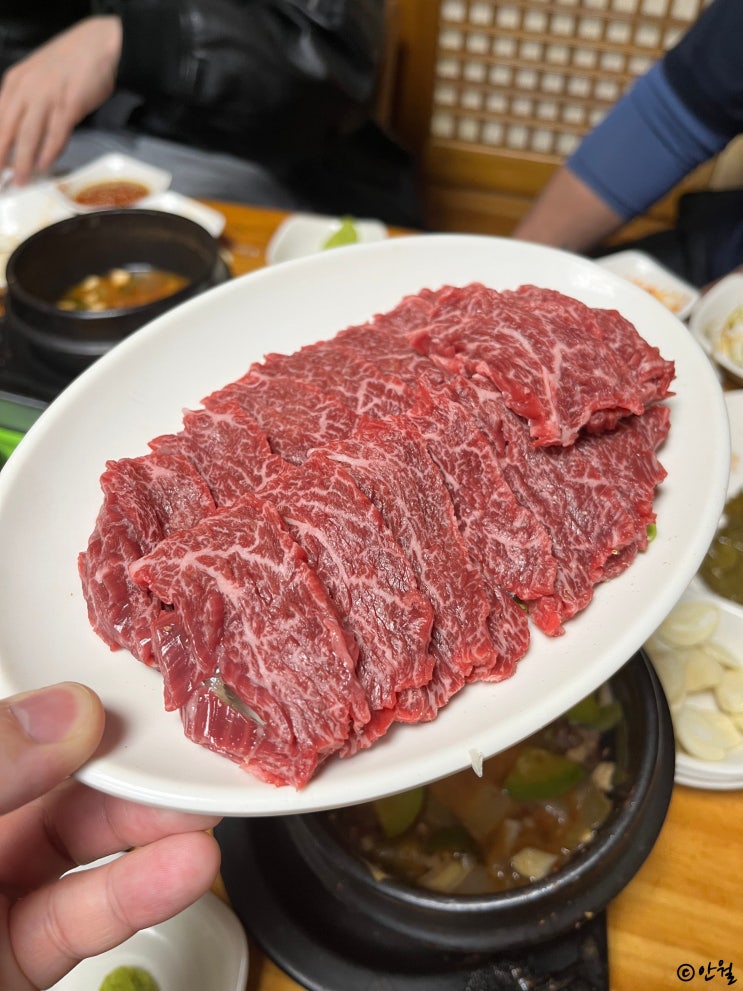  [마장동] 한우마을 | 룸에서 콜키지, 채끝과 안심 그리고 치맛살 육사시미