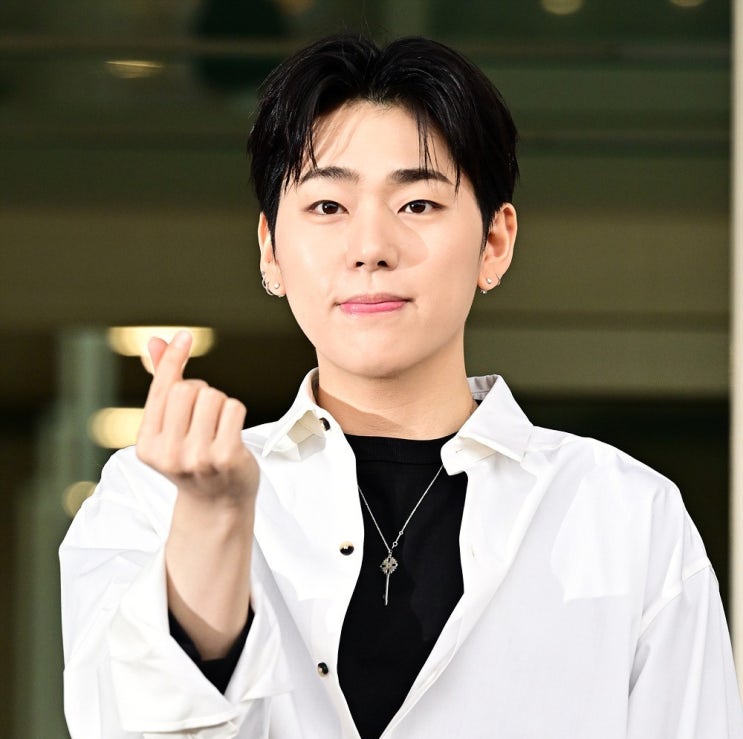 '더 <b>시즌즈</b>' 이효리 후임 MC로 <b>지코</b> 낙점
