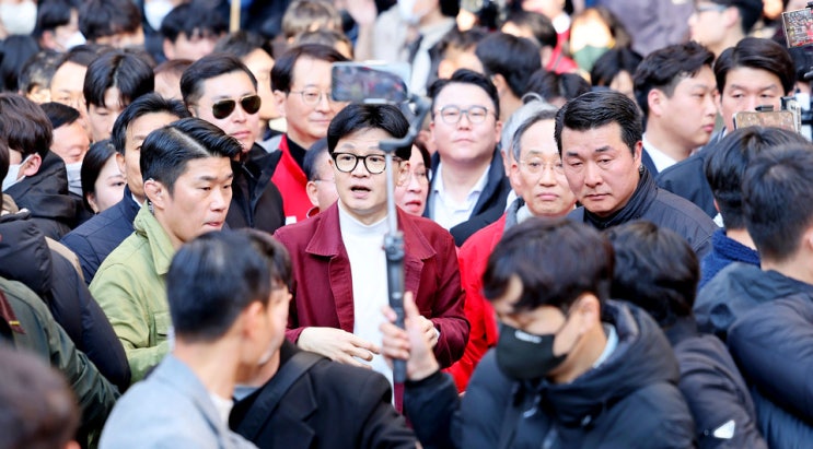 <b>한동훈</b> 국힘 선대위원장, 금융권 표심 몰이…오늘 <b>출근길</b>에... 