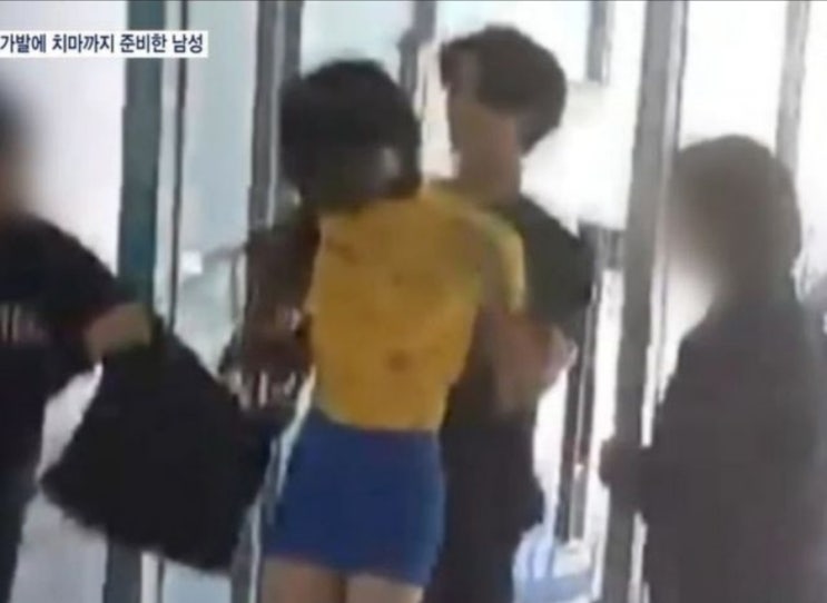 <실시간 핫이슈> “여자 몸 보고싶어” 미니스커트까지...여장하고 女탈의실 침입한 남성 <실시간 핫이슈> “여자 몸 보고싶어” 미니스커트까지...여장하고 女탈의실 침입한 남성