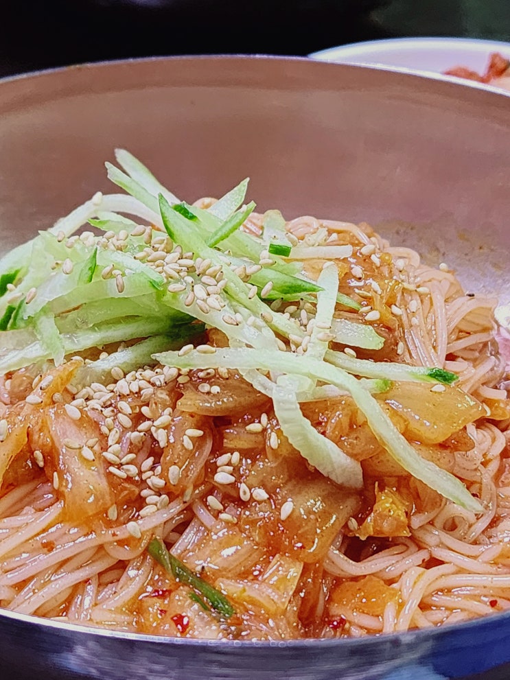대치동 은마종합상가 <미러칼국수> 새콤한 비빔국수와 섞어 메뉴 대치동 은마종합상가 <미러칼국수> 새콤한 비빔국수와 섞어 메뉴