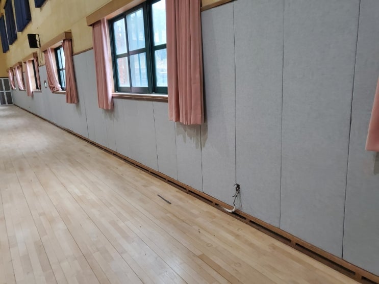  강당 충격안전보드 벽안전쿠션 제조, 설치전문업체 현장입니다.