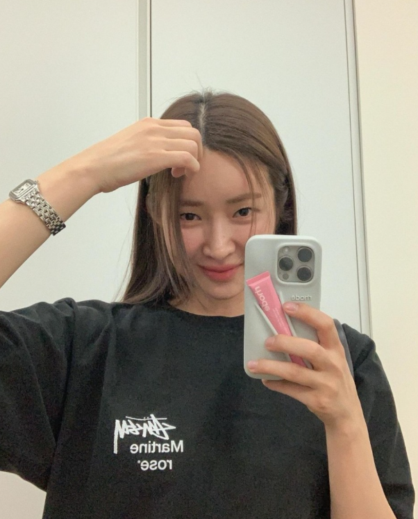  데이트 때 남자들이 좋아하는 여자 친구 패션으로 꾸안꾸룩 너낌의 스투시 오버핏 반팔티셔츠 코디 추천 w. 차정원