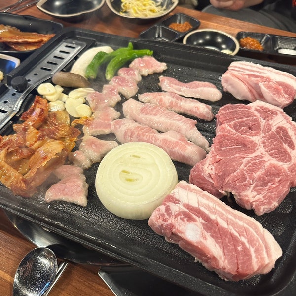  완주 봉동 삼겹살과 목살 항정살 모든 돼지고기를 모둠으로 즐길 수 있는 굽찌