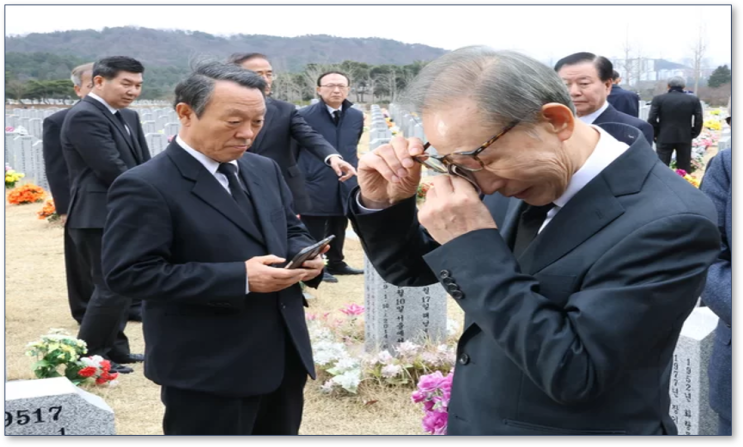 <b>천안함</b> 희생자 <b>묘역</b> 방문, 눈물 훔친 <b>이명박</b> 46용사의 희생... 