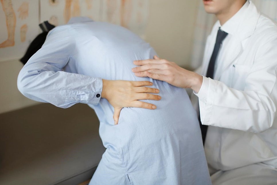The cause and symptoms of scoliosis? — 본문 그림