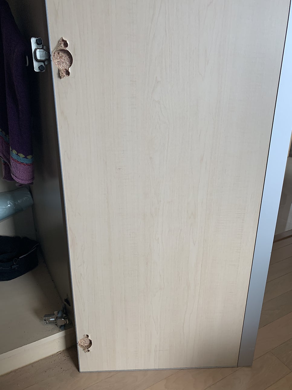 붙박이장 문짝 떨어져 경첩 교체로 문제해결
