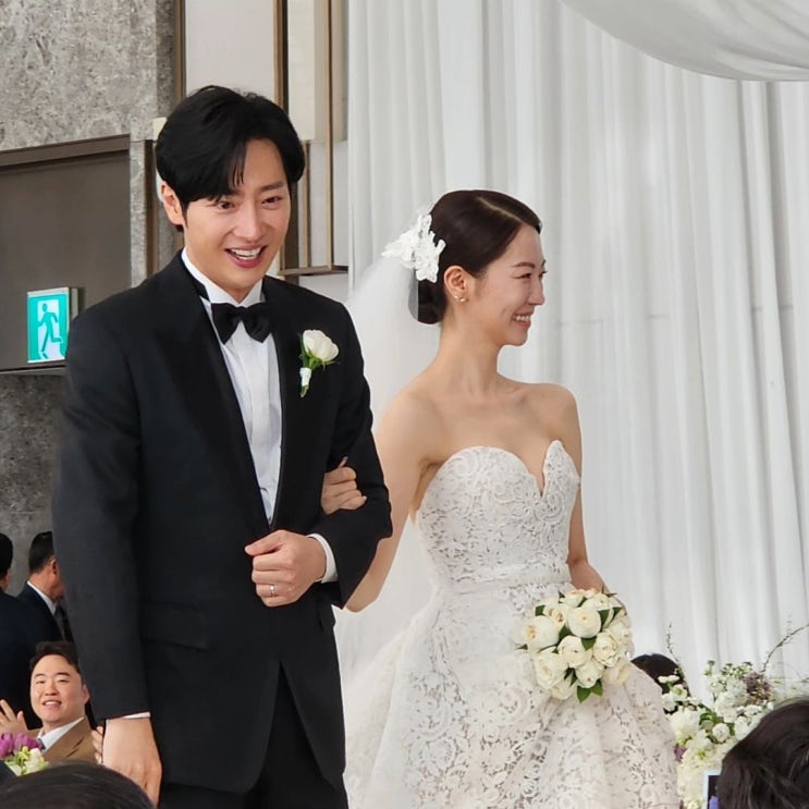 이상엽, 결혼식 본식 사진 공개...베일에 싸여있던 아내 얼굴 공개 이상엽, 결혼식 본식 사진 공개...베일에 싸여있던 아내 얼굴 공개