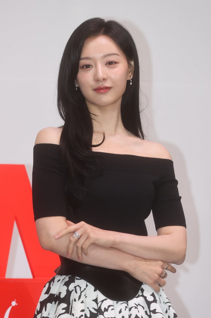 '눈물의 여왕' 김지원, 한소희 이어 '처음처럼' 모델 발탁...데뷔 첫 주류 광고 '눈물의 여왕' 김지원, 한소희 이어 '처음처럼' 모델 발탁...데뷔 첫 주류 광고