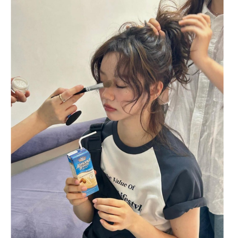 혜리 상큼한 스노우피크 티셔츠 반팔티 멜빵바지 코디