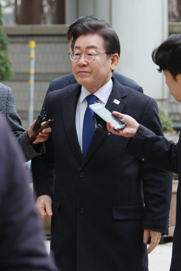 <b>이재명 재판</b>은 왜 총선 뒤로 <b>연기</b>하면 안 될까