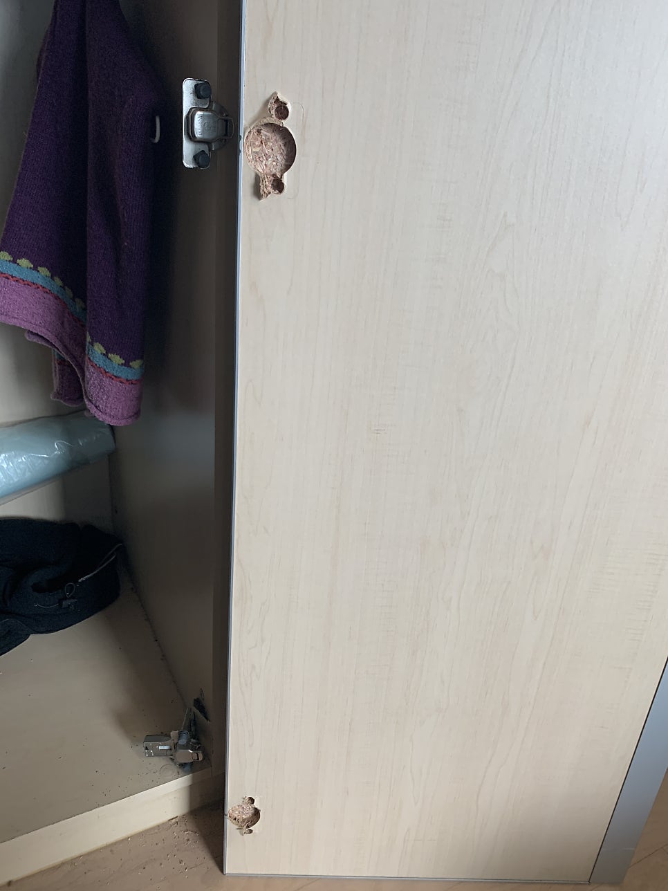 붙박이장 문짝 떨어져 경첩 교체로 문제해결