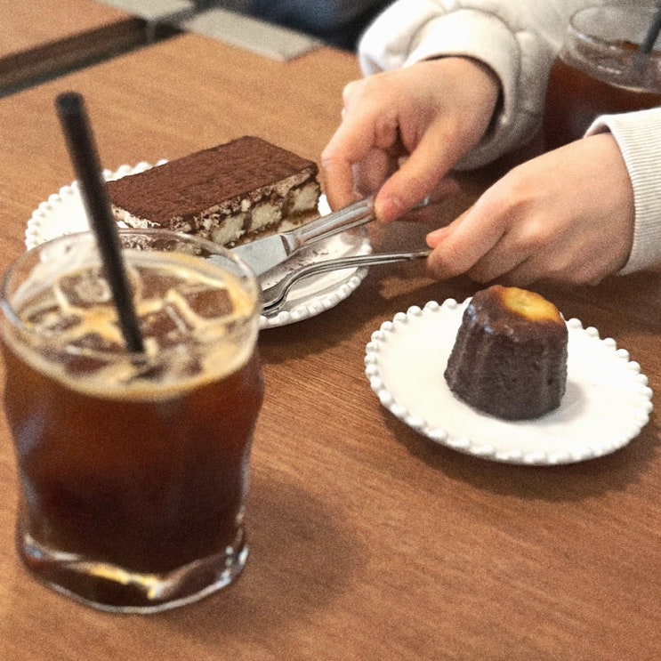  차분한 분위기의 디저트 카페 심재 선릉 디카페인 티라미슈 바닐라 까눌레 아이스 아메리카노 리뷰.