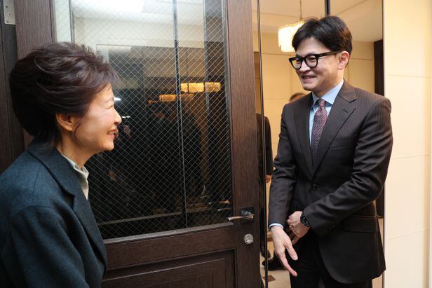 <b>박근혜</b>, <b>한동훈</b>에 "위기에서 뜻 모아 단합하는 게 중요"