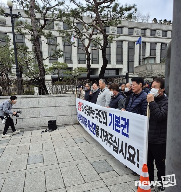 “개 식용 <b>금지법</b>, 기본권·재산권 침해”…<b>육견협회</b>, <b>헌법소원</b>... 