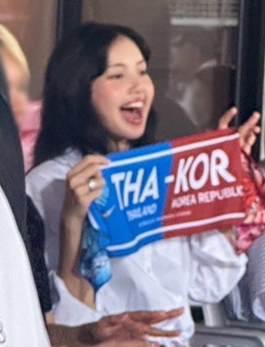 대한태국인 <b>탕평</b>응원 <b>블랙핑크</b> 리사 태국VS한국 축구 응원... 