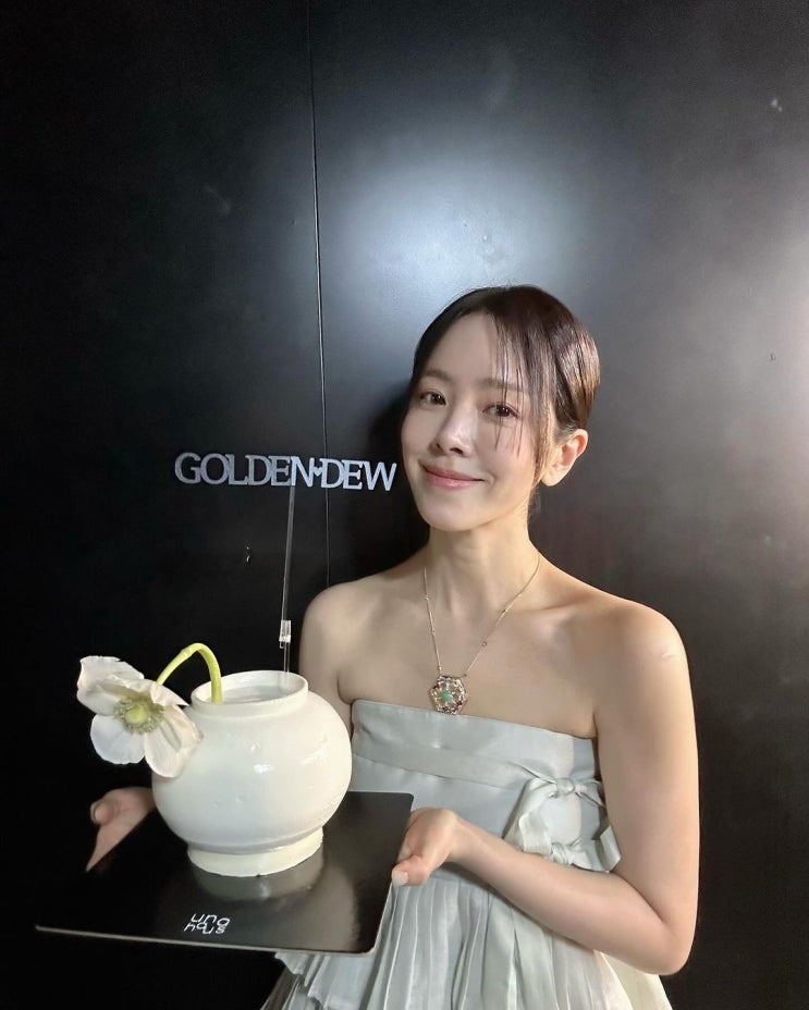 '한복 입은' 한지민, 저고리는 어디로?...드러내도 우아한 쇄골 미인 강림이오 '한복 입은' 한지민, 저고리는 어디로?...드러내도 우아한 쇄골 미인 강림이오