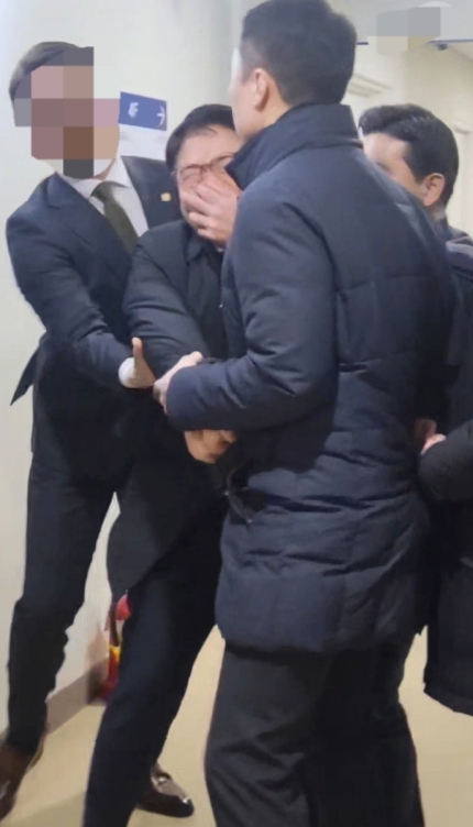 <b>임현택</b> 차기 <b>의협</b>회장 <b>당선</b>, 입틀막'당한 의사 강경투쟁 예고