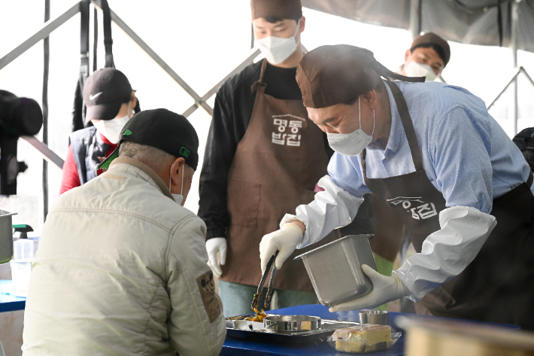 윤 대통령, 명동성당서 무료 배식 <b>봉사</b>…직접 <b>김치찌개</b> 끓여
