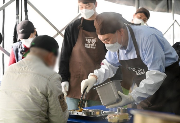 집 <b>무료</b> 급식소에 4개월 만에 갔다가 윤석열 <b>대통령</b>을 본... 