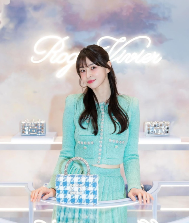  20대와 딱 맞는 시원한 민트 컬러의 5월 여자 연예인 결혼식 하객룩으로 권나라 투피스 셋업 패션 추천 w. 권나라