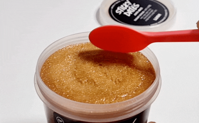  LUSH 러쉬 스티키 데이츠 슈가스크럽 바디스크럽 달콤한 향이네요.