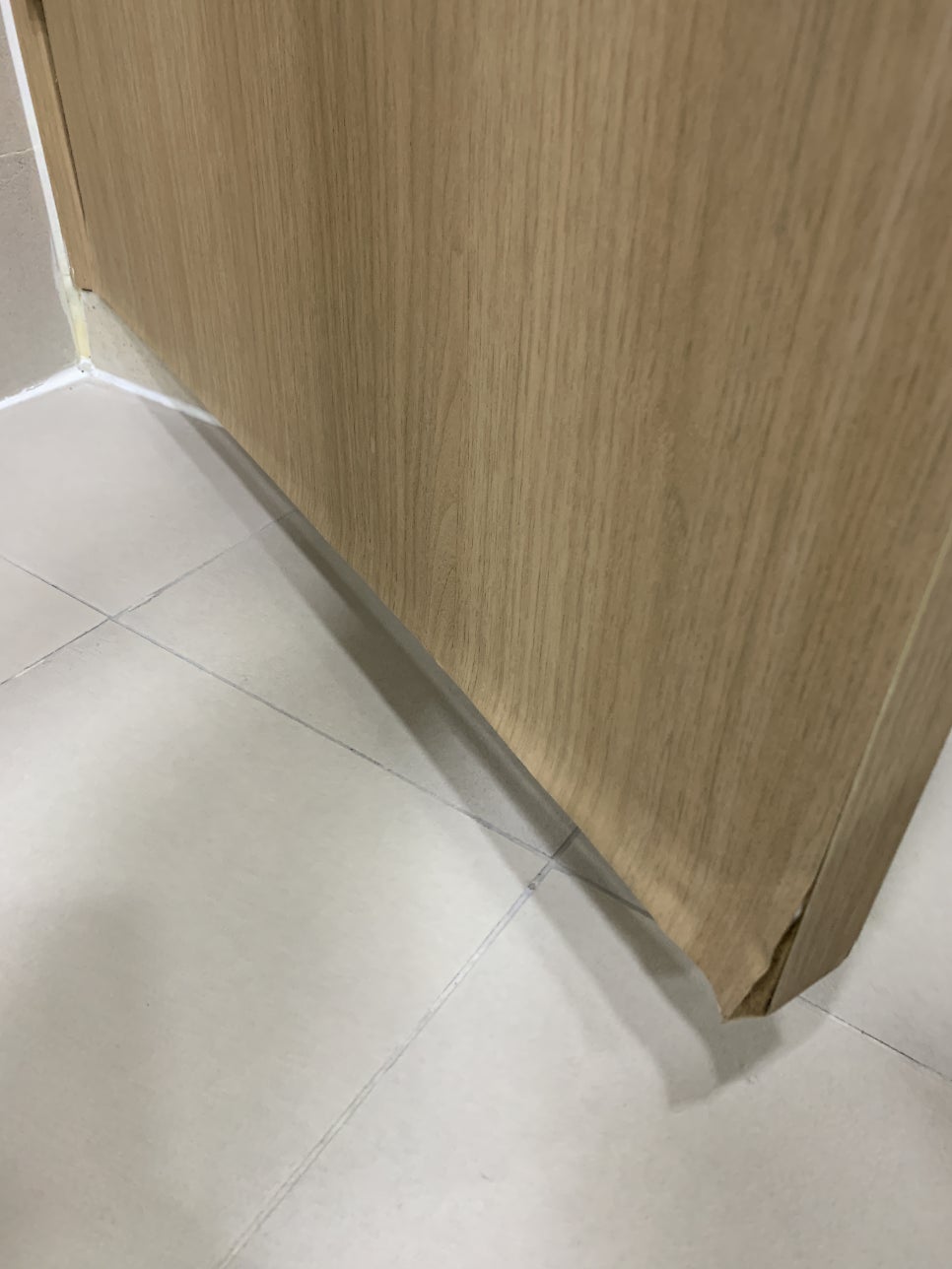 물에 불은 화장실문 보수 시트지 시공 전문가