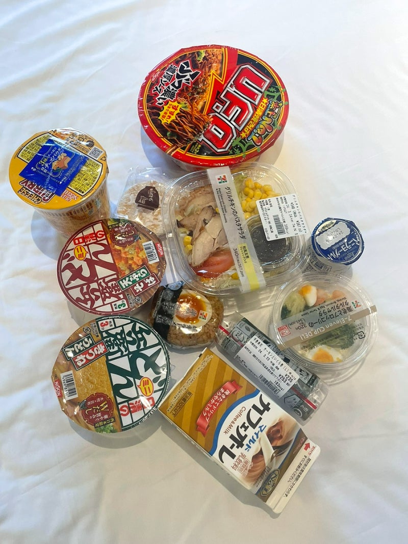 후쿠오카 Day 4 | 일본 편의점 털이, 디즈니스토어, 하카타역 스타벅스, 모모야키 반초