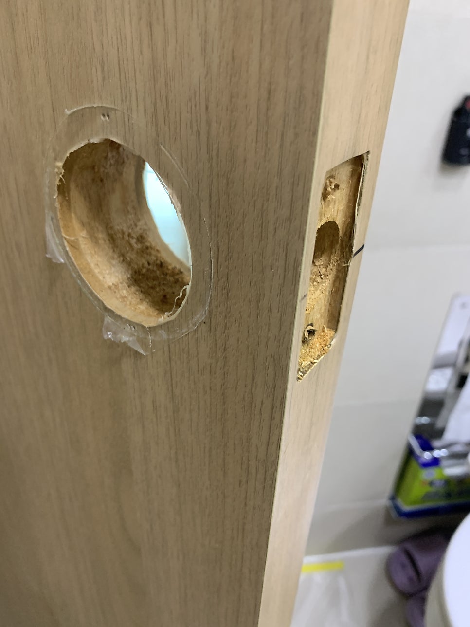 물에 불은 화장실문 보수 시트지 시공 전문가