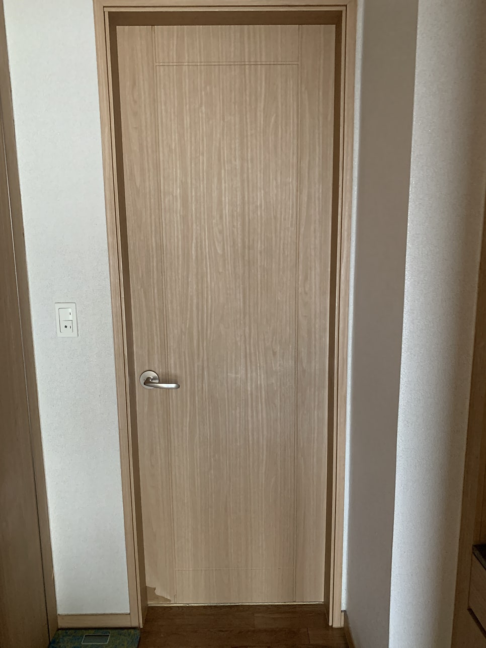 물에 불은 화장실문 보수 시트지 시공 전문가