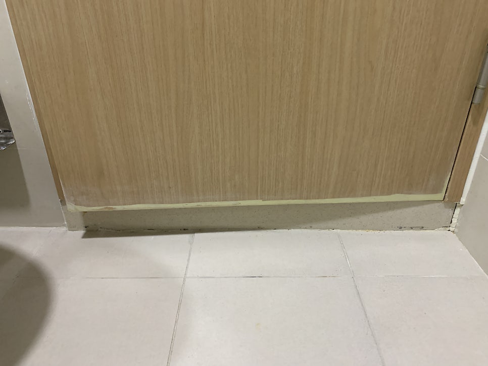 물에 불은 화장실문 보수 시트지 시공 전문가