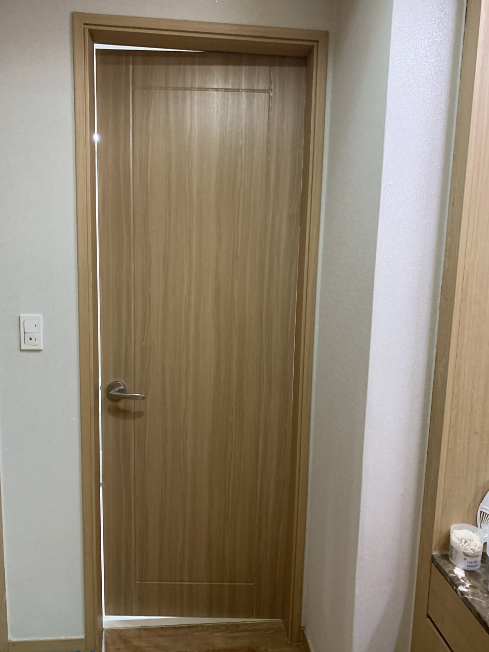 물에 불은 화장실문 보수 시트지 시공 전문가