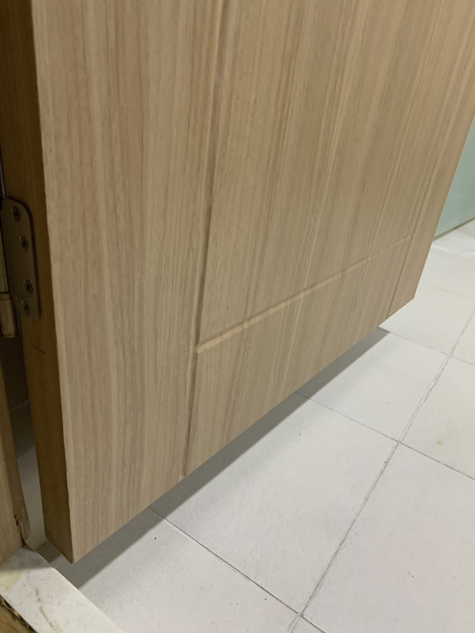 물에 불은 화장실문 보수 시트지 시공 전문가